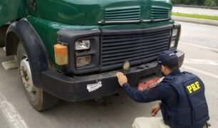 Caminhão roubado no início do ano é recuperado pela PRF na BR-280