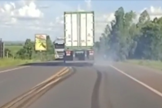 Caminhoneiro Paraguaio é flagrado em zigue-zague na BR-163