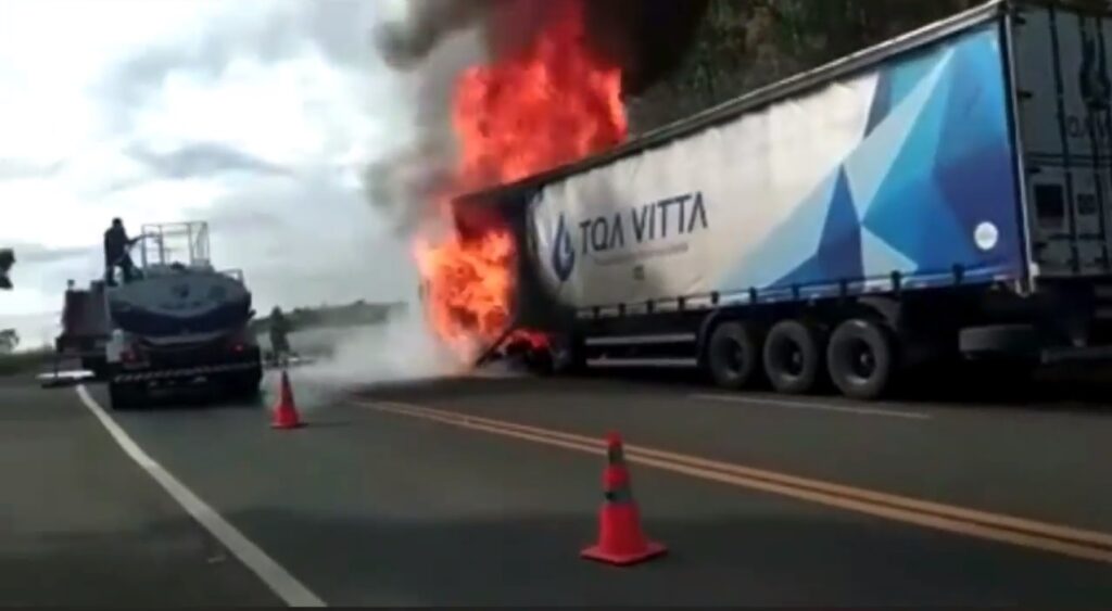 Caminhoneiro diz que carreta pegou fogo após mangueira de óleo estourar