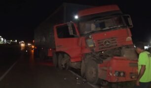 Caminhoneiro se envolve em colisão e ainda tem o celular e a carteira furtada 