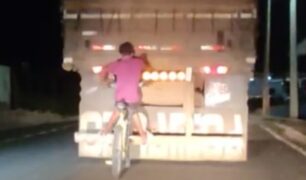 Dois homens pegam carona na traseira de caminhão em Goiás