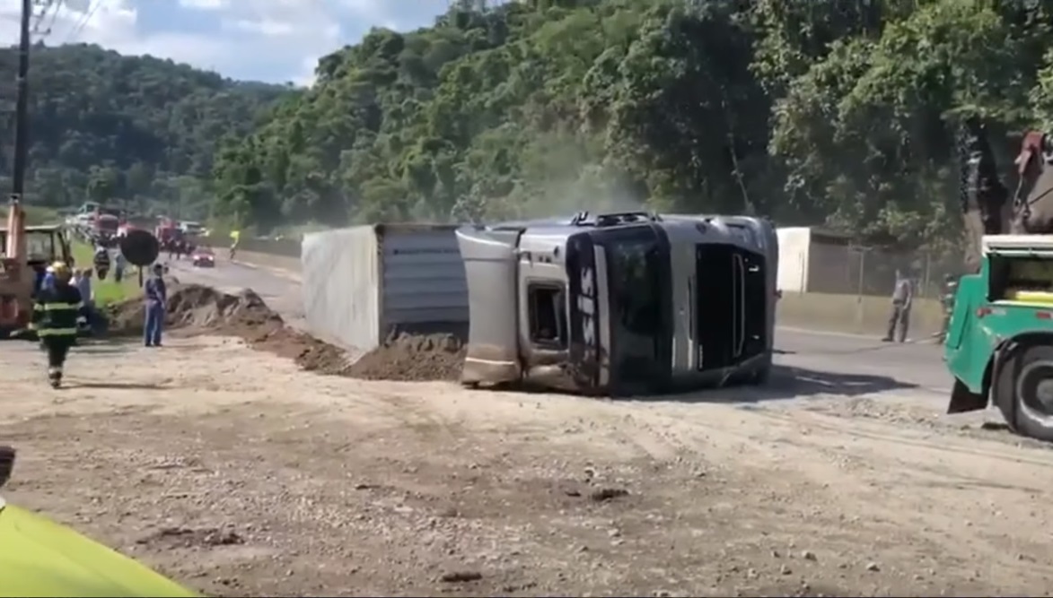 Inaceitável: Concessionária arrasta caminhão pela pista