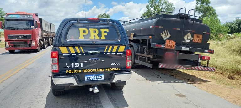 PRF flagra caminhoneiro com Curso Específico de Transporte Produtos Perigosos falso