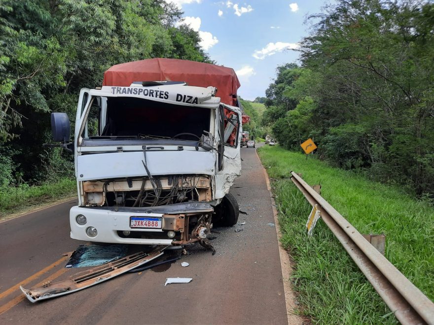 Polícia informa que caminhoneiro dormiu ao colidir frontal com outro caminhão