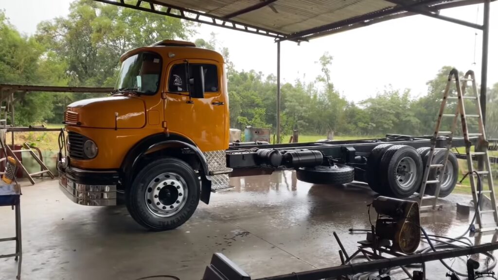 Projeto de restauração do Mercedes-Benz 1518 em um chassi de uma Scania 113