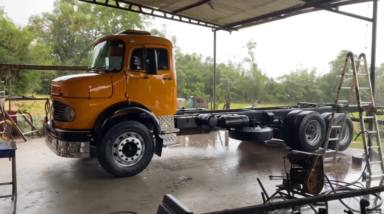 Projeto de restauração do Mercedes-Benz 1518 em um chassi de uma Scania 113