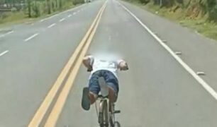 Vídeo Ciclista trafega deitado ultrapassa um caminhão na SC-114