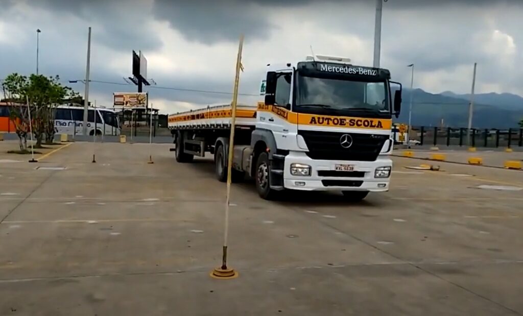 Veja motorista fazendo teste com baliza perfeita para tirar a CNH Categoria “E”