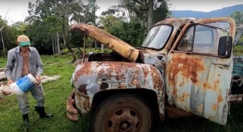 Veja que relíquia de caminhão esse vovô tem