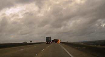 Vídeo mostra um contêiner que se solta de um caminhão e cai sobre uma viatura policial em uma rodovia dos EUA