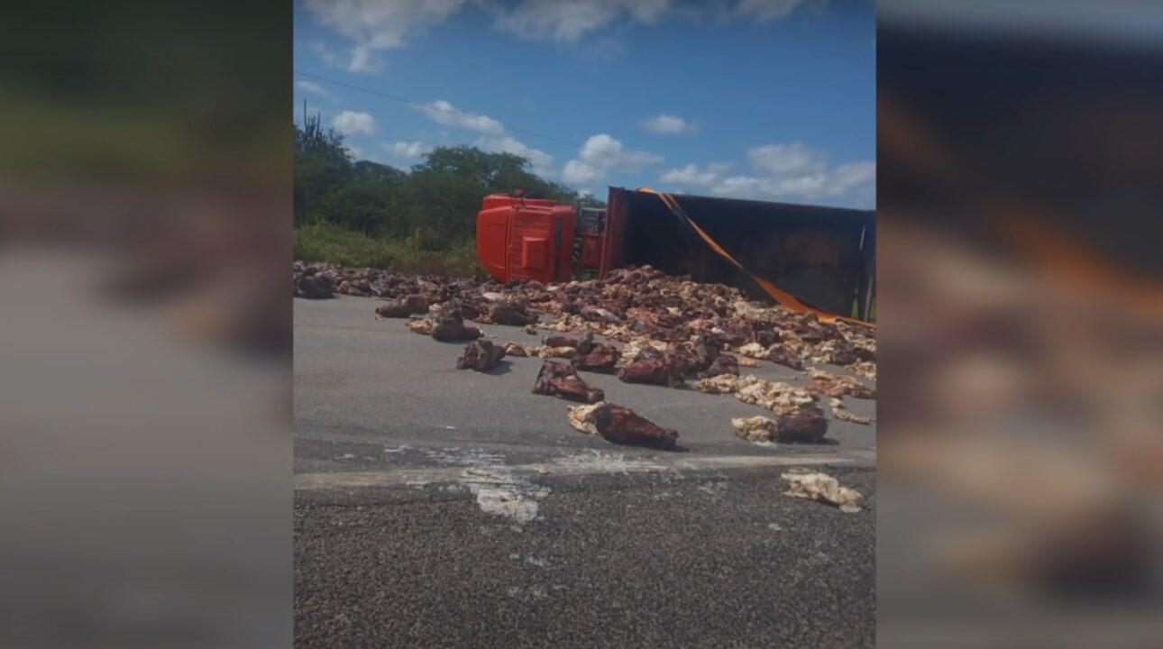 Polêmico! Caminhão tomba e revela carga inusitada