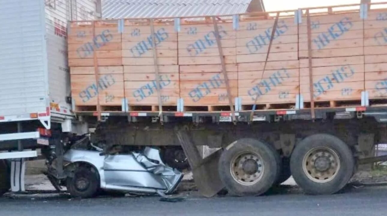 Carro é esmagado entre dois caminhões no centro de São Joaquim/SC