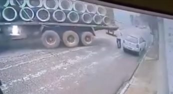 Caminhão desce estrada sozinho e acaba provocando estragos