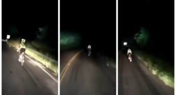 Caminhoneiro escolta ciclista iluminando estrada para ciclista 