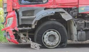 Carreta a 75 km/h tem quatro pneus estourados após ser atingido por outro caminhão