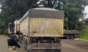 Carreta é autuada com carga derramado por excesso de peso na BR-116