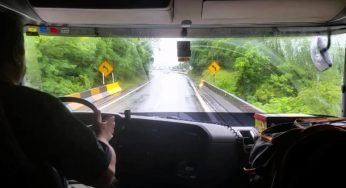 Descer com o caminhão na banguela danifica a caixa de marcha ?