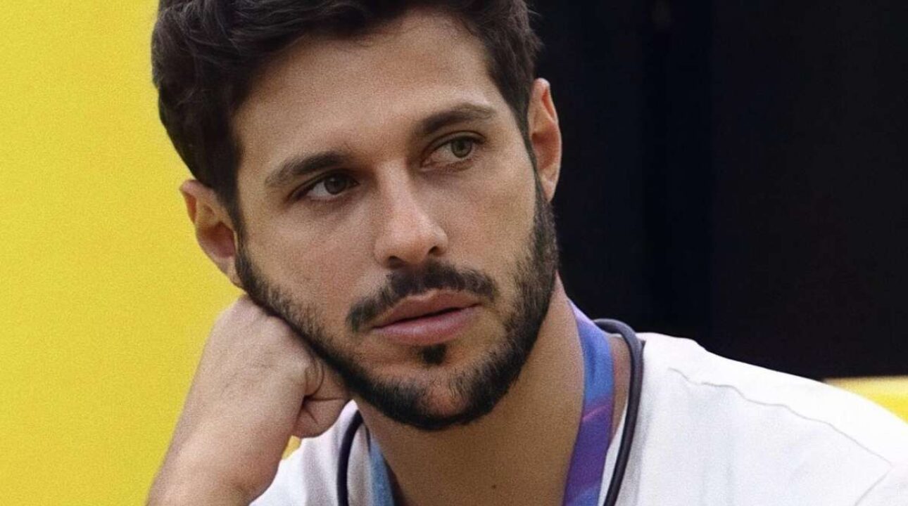 Ex-bbb é lançado para fora do veículo após colisão com caminhão