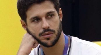 Ex-bbb é lançado para fora do veículo após colisão com caminhão