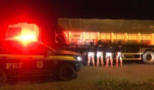 PRF recupera carreta no momento da entrega da carga e prende o motorista