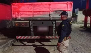 PRF recupera semi reboque roubada e R$ 12.050 reais espalhado no interior da cabine