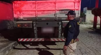 PRF recupera semi reboque roubada e R$ 12.050 reais espalhado no interior da cabine