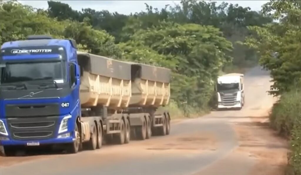 Pista sem acostamento provoca 4 acidentes com carretas em uma semana