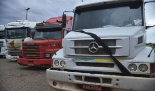 Programa de renovação de caminhões antigo no país entra em vigor
