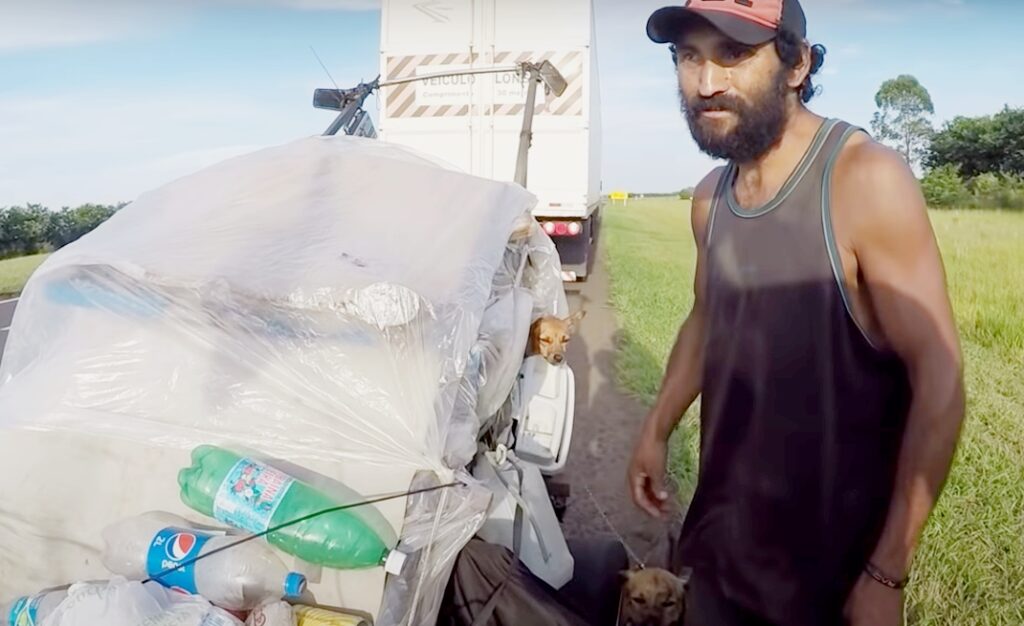 Caminhoneiro entrevista andarilho, que comenta… “Fui para a estrada por conta de uma depressão”