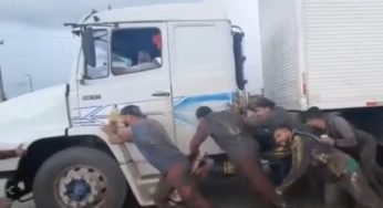 Exemplo: Grupo de pessoas se unem para ajudar caminhoneiro em apuro