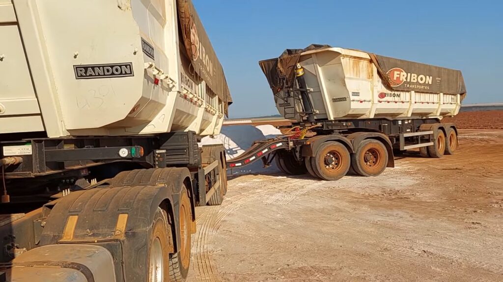 Veja como é feito o descarregamento de um rodocaçamba sem precisar desengatar