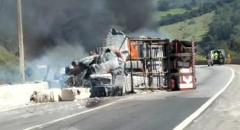 Na Fernão Dias um caminhão carregado com algodão tomba e pega fogo