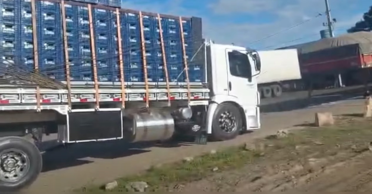 PRF do Paraná apreende carreta arqueada de caminhoneiro que anda