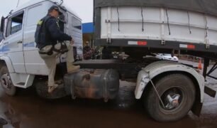 Caminhoneiro se recurso a retirar a lona e acaba preso pela PRF após descobrir o que havia debaixo