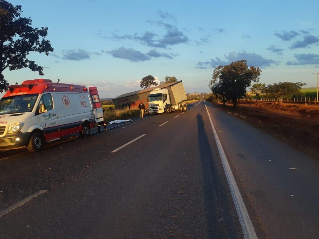 Caminhoneiro tentar consertar caminhão e acaba sendo atropelado pelo próprio caminhão