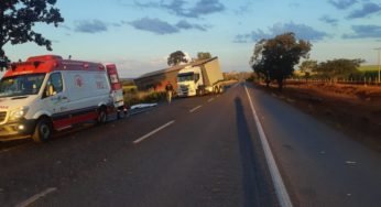 Caminhoneiro tentar consertar caminhão e acaba sendo atropelado pelo próprio caminhão