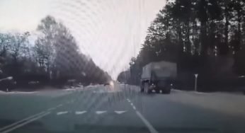 Guerra na Ucrânia, caminhão parado é bombardeado