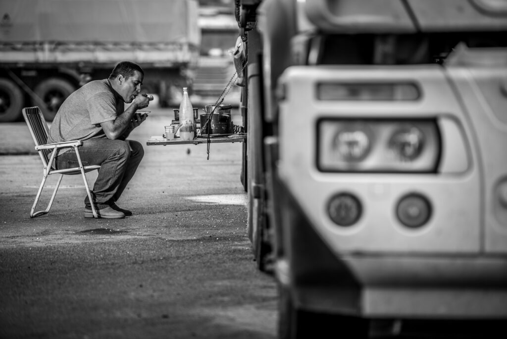 O que o caminhoneiro deve fazer para se manter no mercado de trabalho