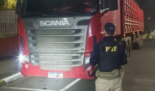 PRF recupera carreta roubada após 1 dia em Florianópolis