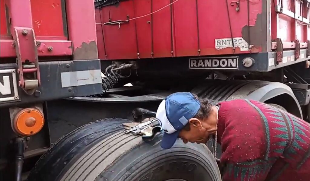 Perrengue nas estradas Ajuda de um borracheiro