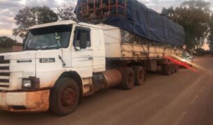 Polícia multa caminhoneiro em R$ 60 mil reais após transporte ilegal de carvão