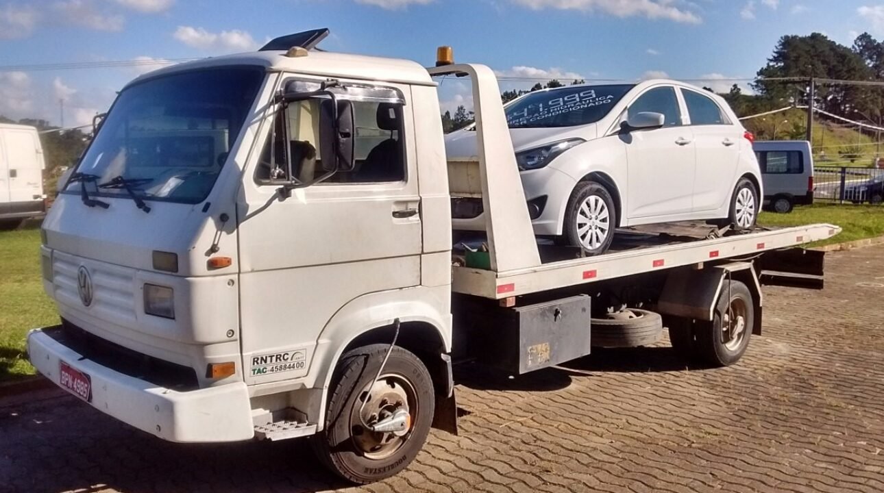 Trabalhar com caminhão guincho ou prancha compensa?