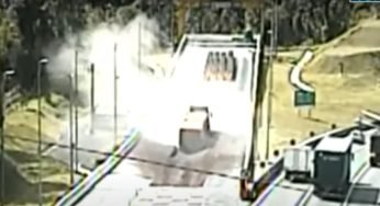 Caminhão sem freio, motorista usa área de escape