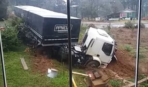 Buracos em uma BR provoca acidente e caminhão quase invade casa