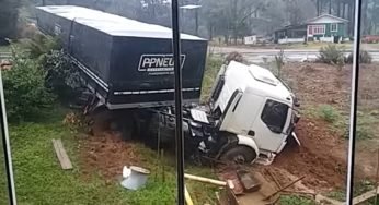 Buracos em uma BR provoca acidente e caminhão quase invade casa