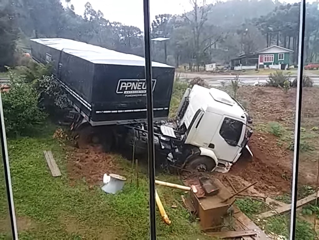 Buracos em uma BR provoca acidente e caminhão quase invade casa