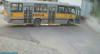 Caminhão desgovernado quase atinge ônibus escolar e cavalo entra em cena