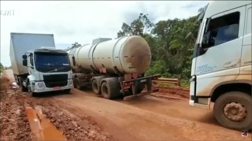 Caminhoneiro tem infeliz surpresa ao descer do seu caminhão após perder a direção