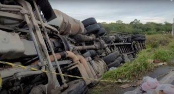 Caminhoneiro tomba caminhão e ainda é saqueada carga de carne