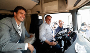 Bolsonaro concede entrevista sobre diesel e greve dos caminhoneiros